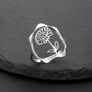 Détail macro du motif marguerite évidé sur la bague réglable en acier inoxydable