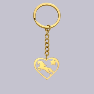Détail d'un porte-clés en acier inoxydable doré avec pendentif cœur et licorne