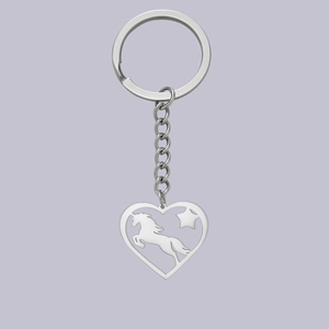 Détail du porte-clés en acier inoxydable argenté avec pendentifs cœur et licorne