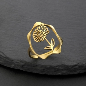Détail d'une bague ouverte en acier inoxydable plaqué or 18k avec motif de tournesol
