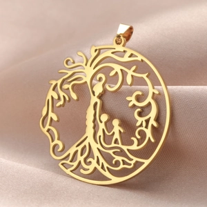 Dettaglio del ciondolo albero della vita in oro 18K con sagome familiari su seta rosa