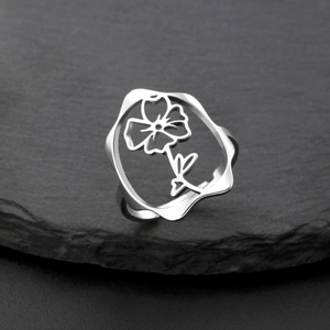 Vue détaillée d'une bague fleurie en argent poli avec motif découpé de fleurs et feuilles