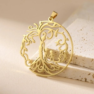Dettaglio del ciondolo albero della vita in oro 18K con sagome familiari su pietra