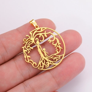 Dettaglio del ciondolo albero della vita in oro 18K con lavorazione traforata fine