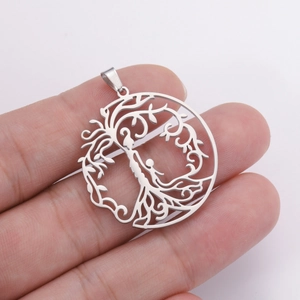 Dettaglio macro di un ciondolo Albero della Vita in acciaio inossidabile placcato oro 18K