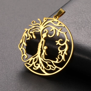 Dettaglio del ciondolo Albero della Vita in oro 18K con motivi di famiglia su pelle