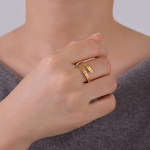 Anello a spirale dorato in acciaio inossidabile con incisione Bell Flower su una modella