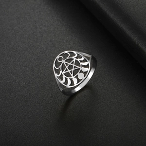 Gothische pentagram maanfase ring van zilverkleurig roestvrij staal in een hoek van 45 graden