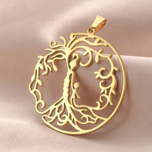 Dettaglio macro del ciondolo Albero della Vita placcato oro 18K su seta rosa
