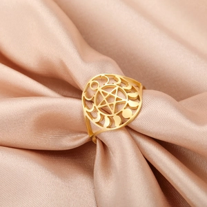 Detailopname van goud vergulde maanstanden ring met pentagram op satijn
