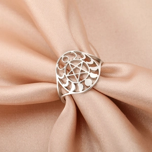 Detailweergave van zilveren holle ster en maanfasen op een minimalistische stalen ring