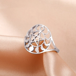 Chique roestvrijstalen ring met pentagram en maanfasen op een zachte zijden stof