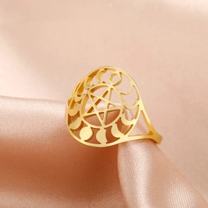 Gouden titanium stalen ring met uitgehold pentagram en maanfasen op roze zijde