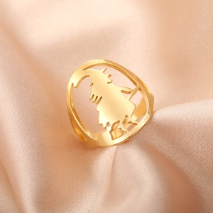 Gouden roestvrijstalen ring met uitgesneden heks op bezem voor Halloween mode sieraden