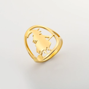 Detail van goudgepolijste roestvrijstalen ring met een hol silhouet van een meisje