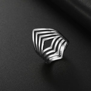Bague large exagérée en acier inoxydable avec lignes géométriques en V pour femme