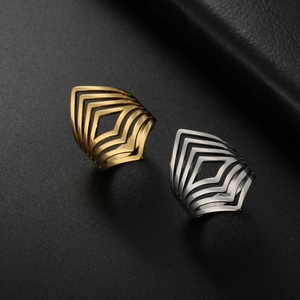 Bague en Acier Inoxydable à Lignes Géométriques Ajourées Exagérée pour Femme Mode Personnalisée Large Anneau Bijoux de Fête