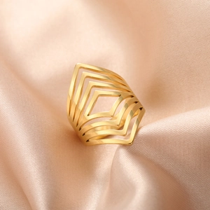 Bague géométrique moderne dorée en V ajourée avec structure bouclier surdimensionnée