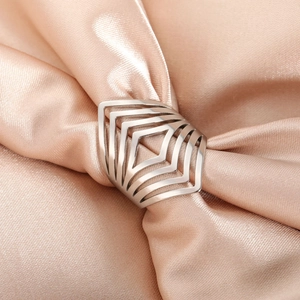 Bague géométrique argentée en acier inoxydable multicouche sur soie champagne
