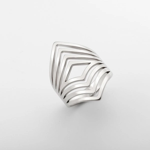 Gros plan d'une bague géométrique en acier inoxydable argenté avec design en V ajouré