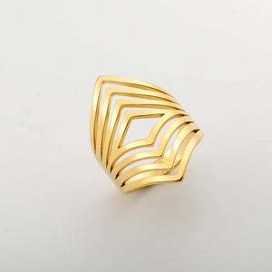 Vue détaillée bague dorée avec cinq lignes métalliques géométriques en V superposées
