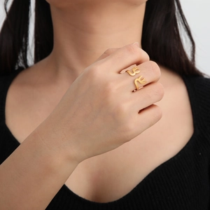 Detailansicht des verstellbaren goldfarbenen Rentier-Geweihrings am Finger glänzend