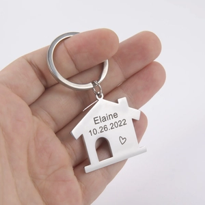 Vista dettagliata del portachiavi personalizzato a forma di casa con incisione su misura