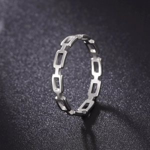 Minimalistische geometrische holle rechthoekige kettingring van gepolijst titanium staal