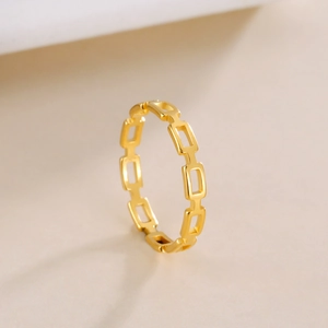 Detailopname van een gepolijste gouden ring met holle geometrische rechthoeken