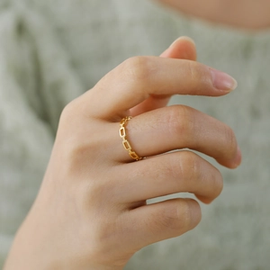 Elegante gouden geometrische rechthoekige schakelketting ring in titaniumstaal op vinger