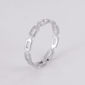 Detail van de geometrische rechthoekige schakelring van gepolijst zilver titanium