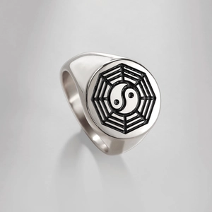 Dettaglio dell'anello a sigillo in acciaio inossidabile con simbolo Yin Yang bianco e nero