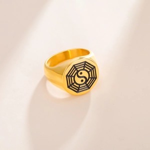 Dettaglio anello in acciaio dorato con simbolo Tai Chi Bagua yin yang nero smaltato