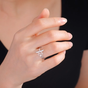 Bague en acier inoxydable poli avec symbole de caducée médical portée au doigt pour cadeau