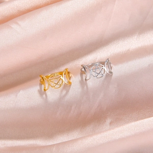 Anillos de acero inoxidable de triple luna y pentagrama en oro y plata sobre satén
