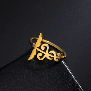 Bague en acier inoxydable doré avec des ailes d'ange et des motifs de spirales