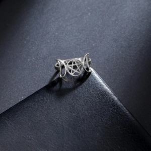 Dettaglio macro dell'anello dea triplice luna in argento con pentagramma su sfondo blu