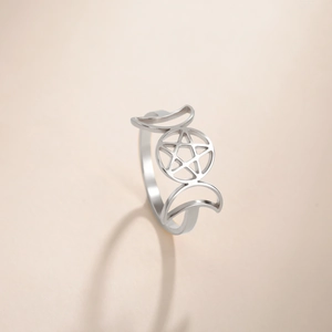 Anello Dea della Triplice Luna con pentagramma in argento e finitura in acciaio lucido