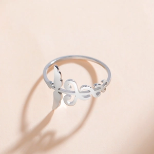 Macro d'une bague symbole caducée argentée avec ailes symétriques pour médecins