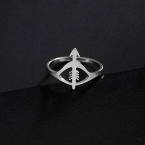 Gothic roestvrijstalen ring met een uniek zilveren pijlontwerp voor herenmode