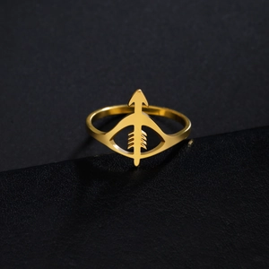 Gothic boog en pijl ring van goudkleurig roestvrij staal met geometrisch ontwerp