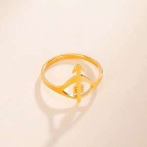 Detail van een minimalistische gouden pijlring van gepolijst roestvrij staal voor dames