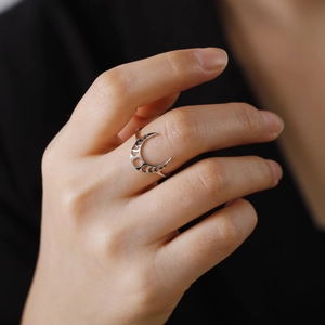 Anello minimalista a mezzaluna in acciaio inossidabile indossato sulla mano