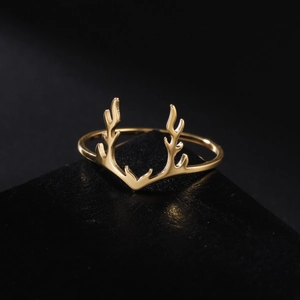 Minimalistischer 18K vergoldeter Edelstahl Hirschgeweih Ring auf schwarzem Ständer