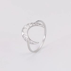Dettaglio del design a mezzaluna traforata sull'anello in acciaio inossidabile lucido