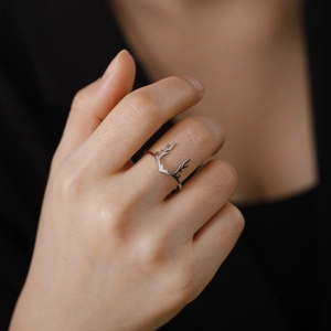 Minimalistischer Hirschgeweih-Ring aus Titanstahl in Silber an einem Model-Finger