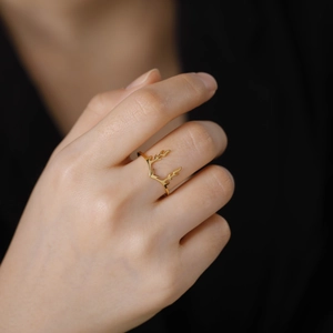 Eleganter vergoldeter Geweihring für Damen mit glänzendem Finish am Finger