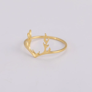 Nahaufnahme des goldenen Hirschgeweih-Rings mit polierter Oberfläche und Design-Details