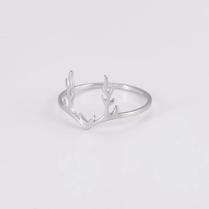 Detail eines minimalistischen Hirschgeweih-Rings aus Edelstahl mit Hochglanzpolitur