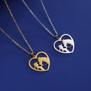 Eleganti collane a cuore in oro e argento con silhouette di cavallo su sfondo blu scuro